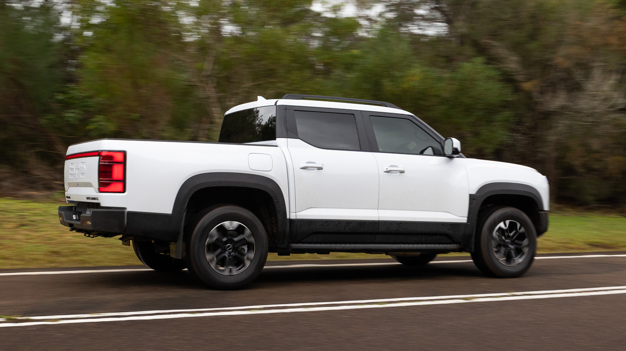 BYD Shark 6 Premium 2025 driving 10