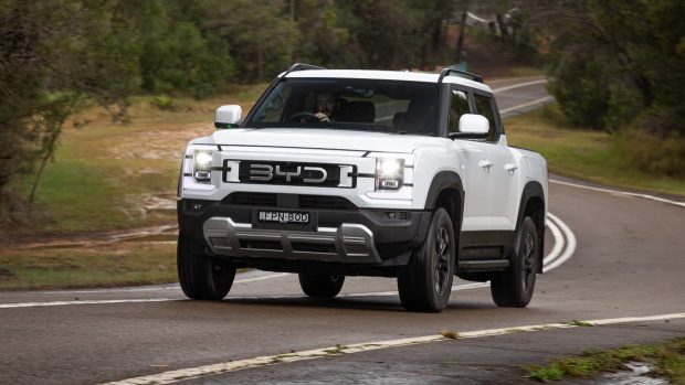 BYD Shark 6 Premium 2025 driving 17