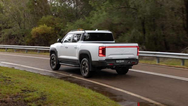 BYD Shark 6 Premium 2025 driving 18