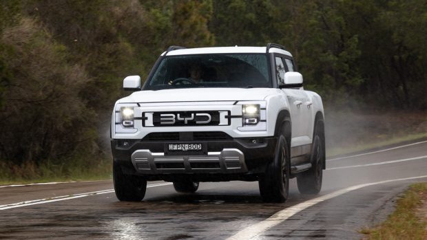 BYD Shark 6 Premium 2025 driving 22