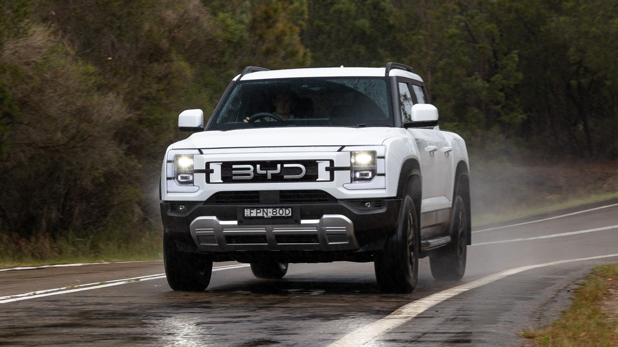 BYD Shark 6 Premium 2025 driving 22