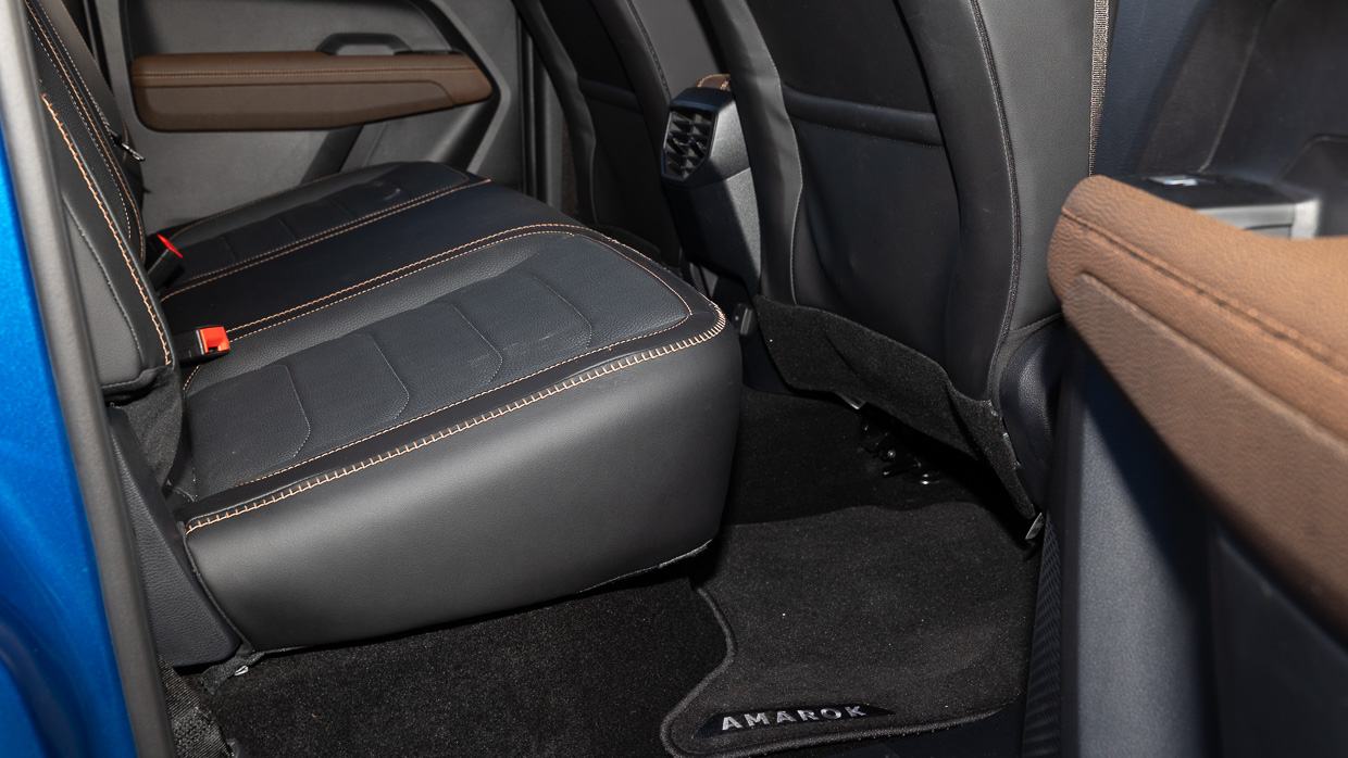 Volkswagen Amarok PanAmericana 2024 interior seats 4