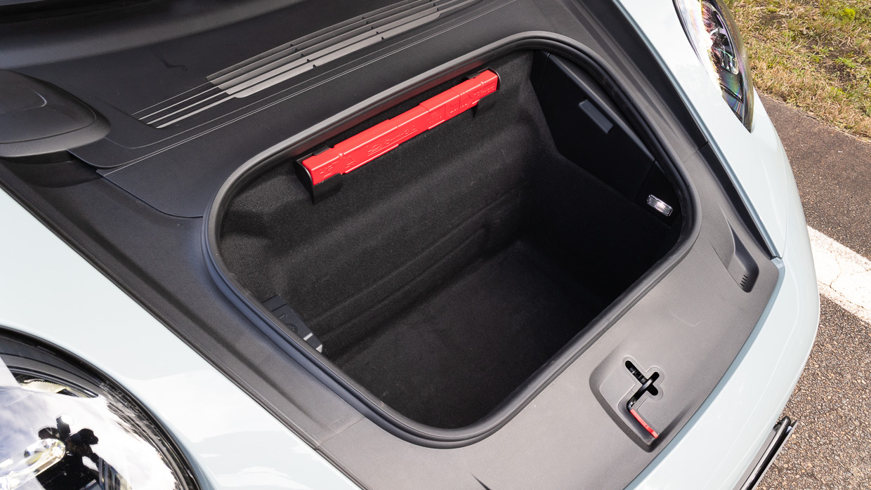 Porsche 911 GTS T 2025 interior frunk