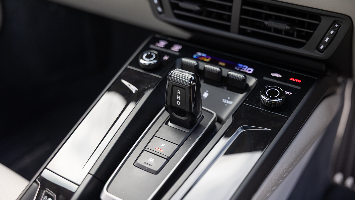 Porsche 911 GTS T 2025 interior shifter