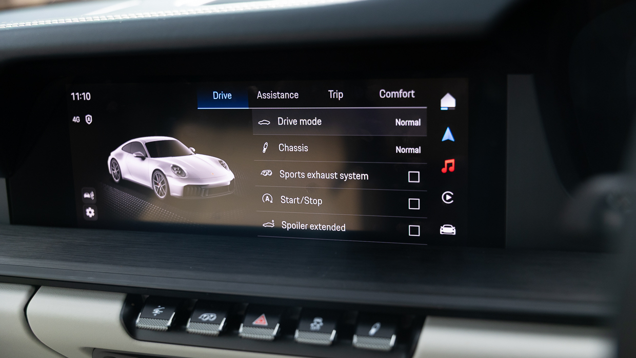 Porsche 911 GTS T 2025 interior screen