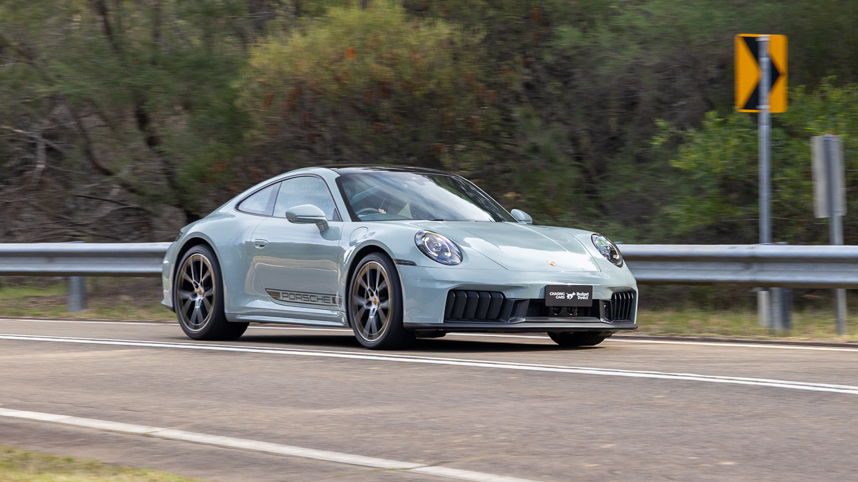 Porsche 911 GTS T 2025 driving