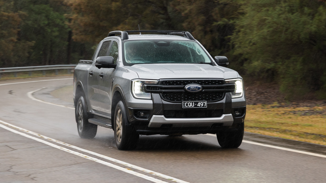 Ford Ranger Sport V6 2025 driving 2