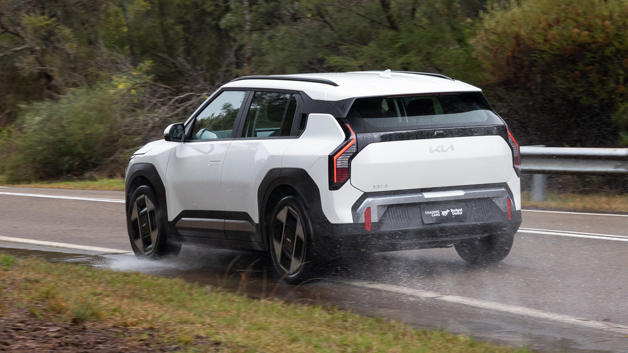 Kia EV3 Earth LT 2025 driving