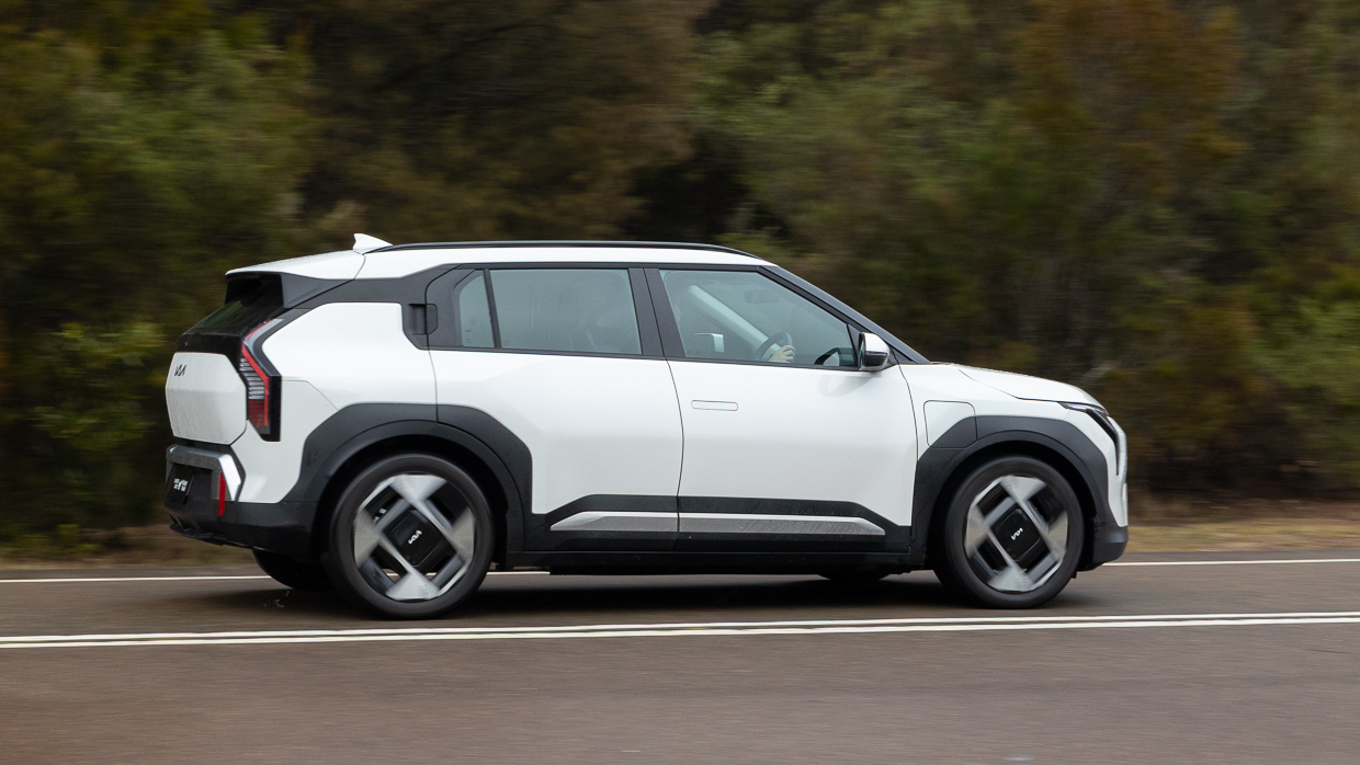 Kia EV3 Earth LT 2025 driving