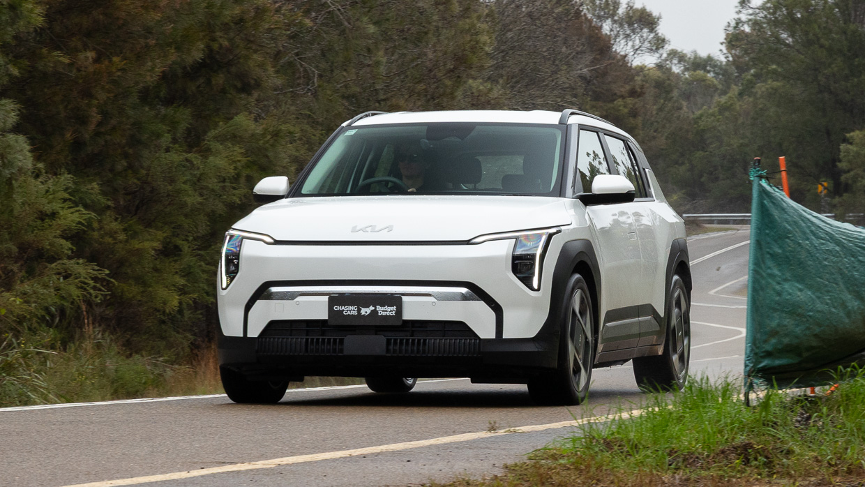 Kia EV3 Earth LT 2025 driving