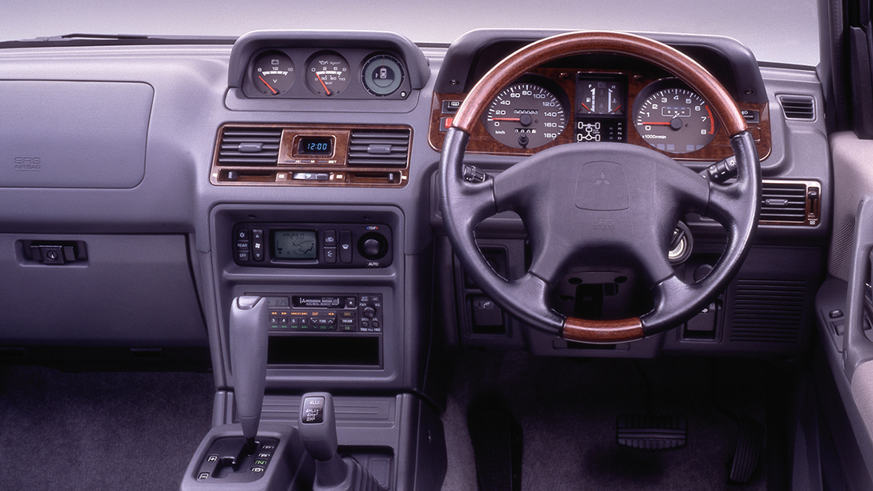 previous generation Mitsubishi Pajero interior 1