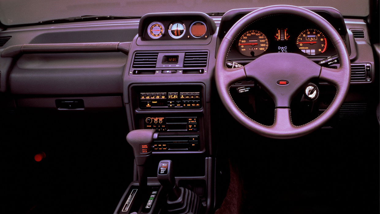 previous generation Mitsubishi Pajero interior