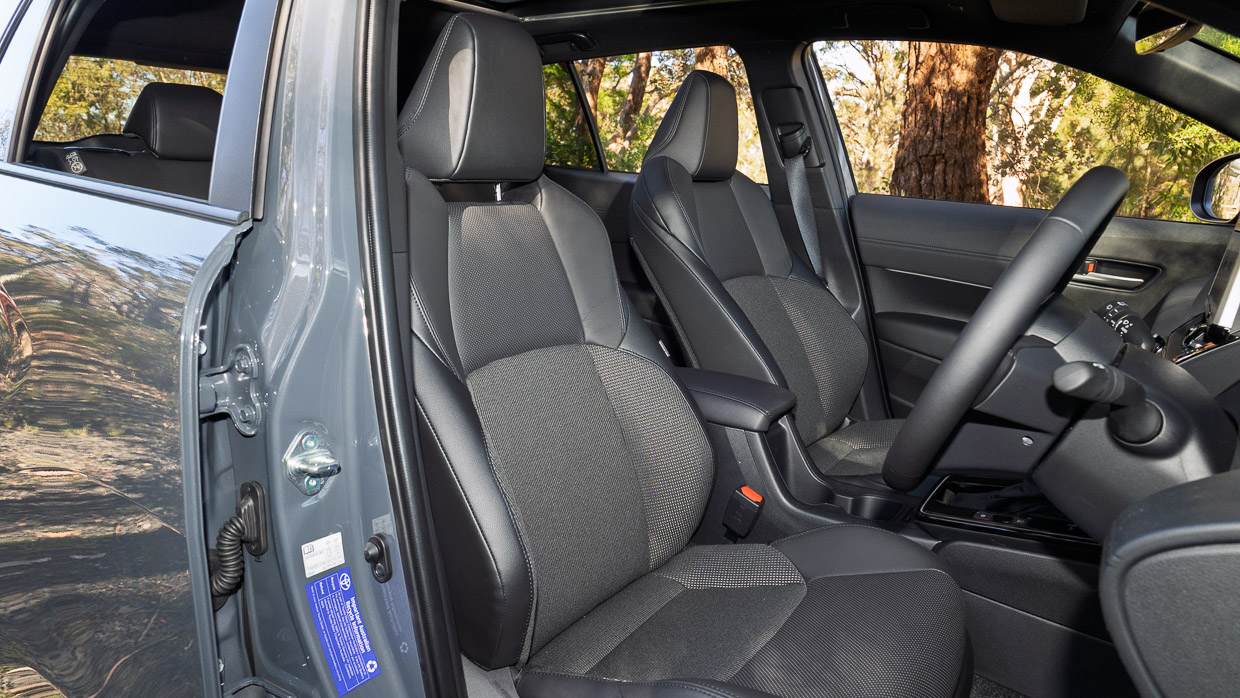 Toyota Corolla Cross Atmos 2025 interior front seats