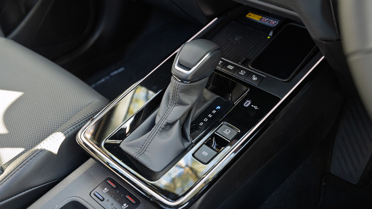 Toyota Corolla Cross Atmos 2025 interior shifter