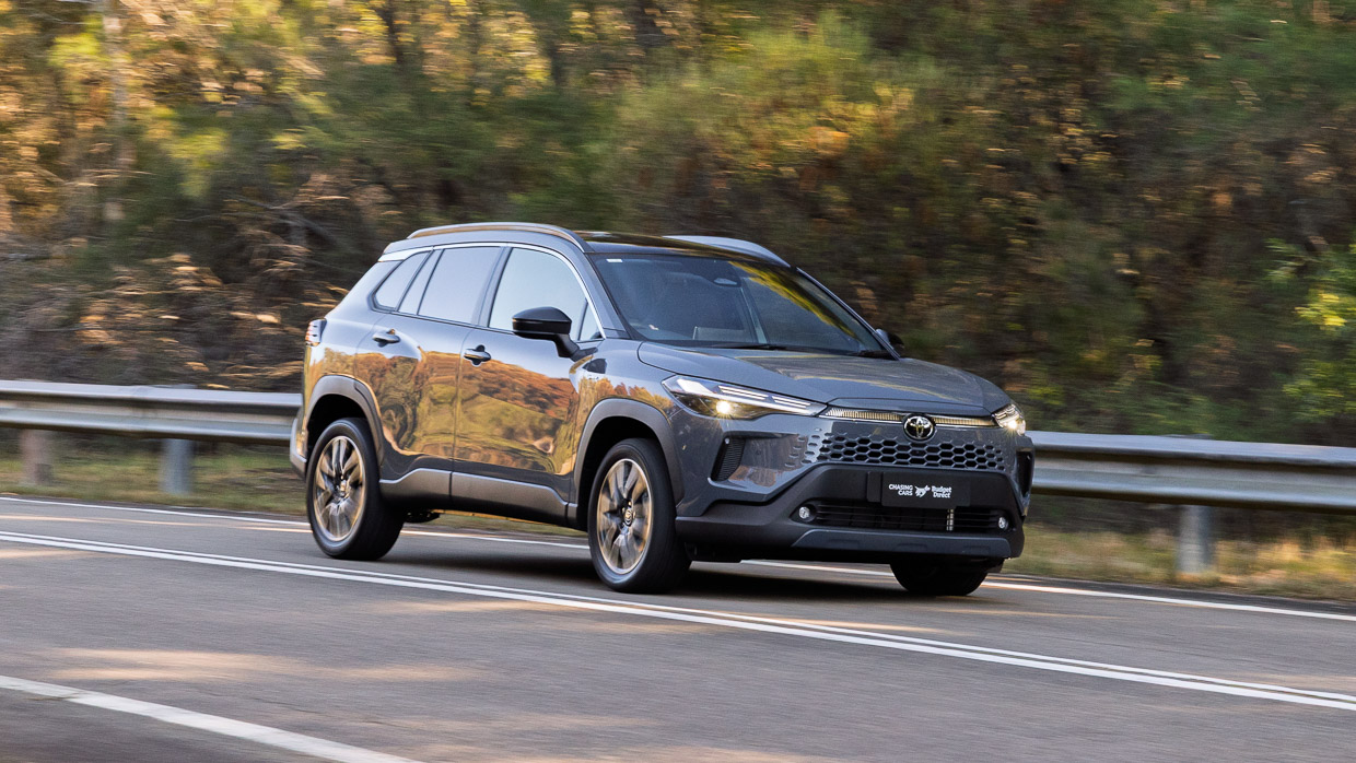 Toyota Corolla Cross Atmos 2025 driving
