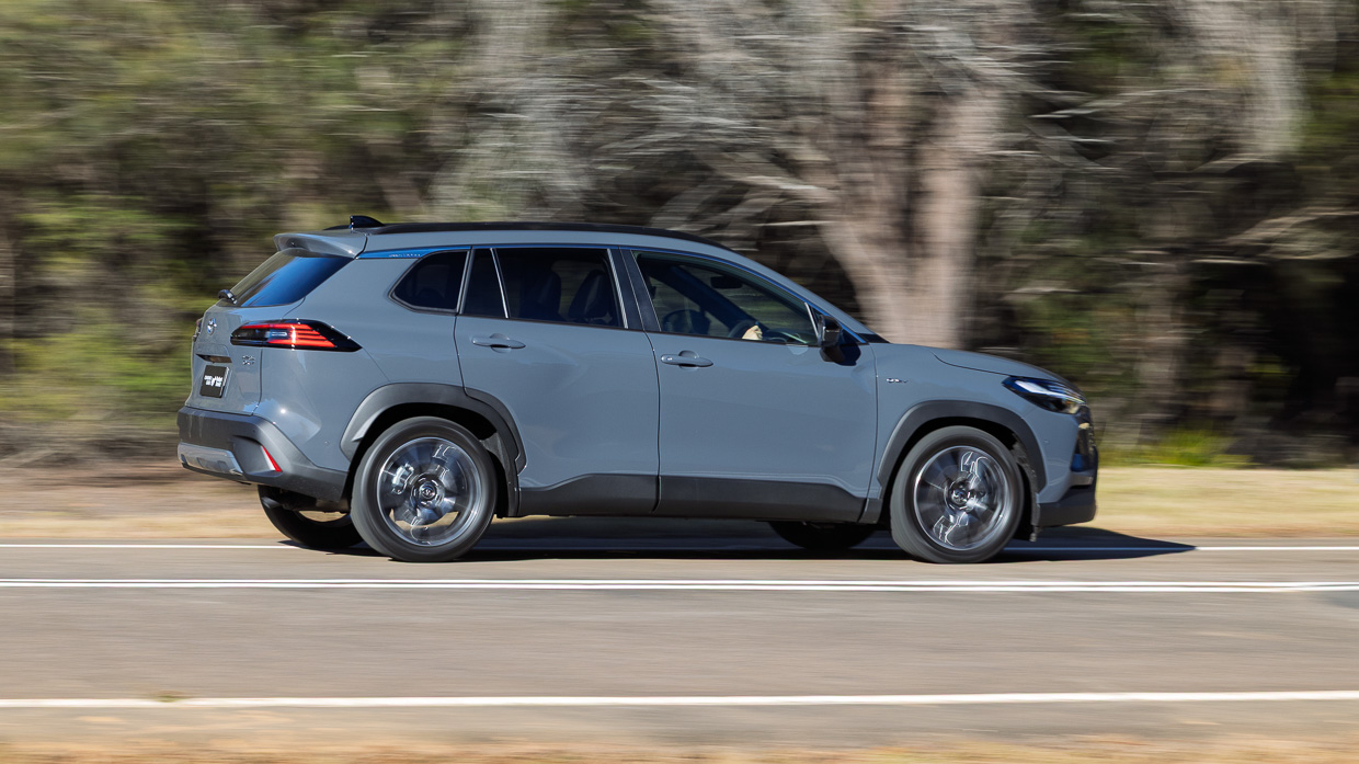 Toyota Corolla Cross Atmos 2025 driving