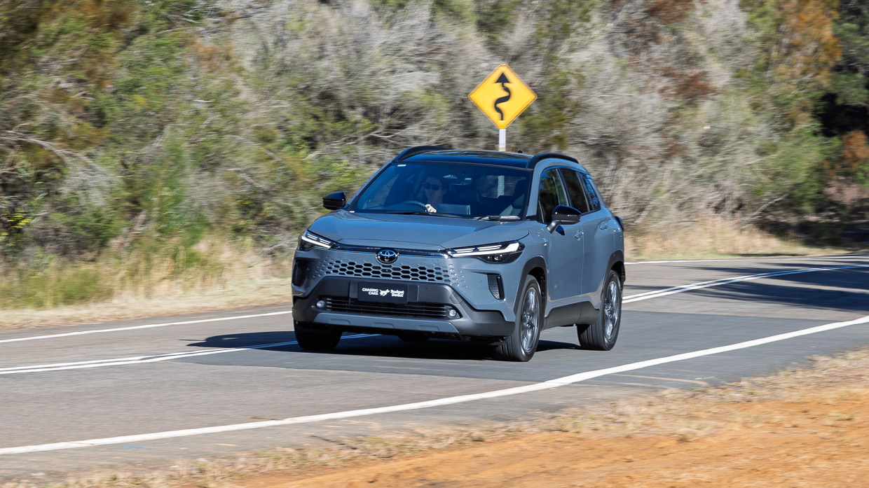 Toyota Corolla Cross Atmos 2025 driving