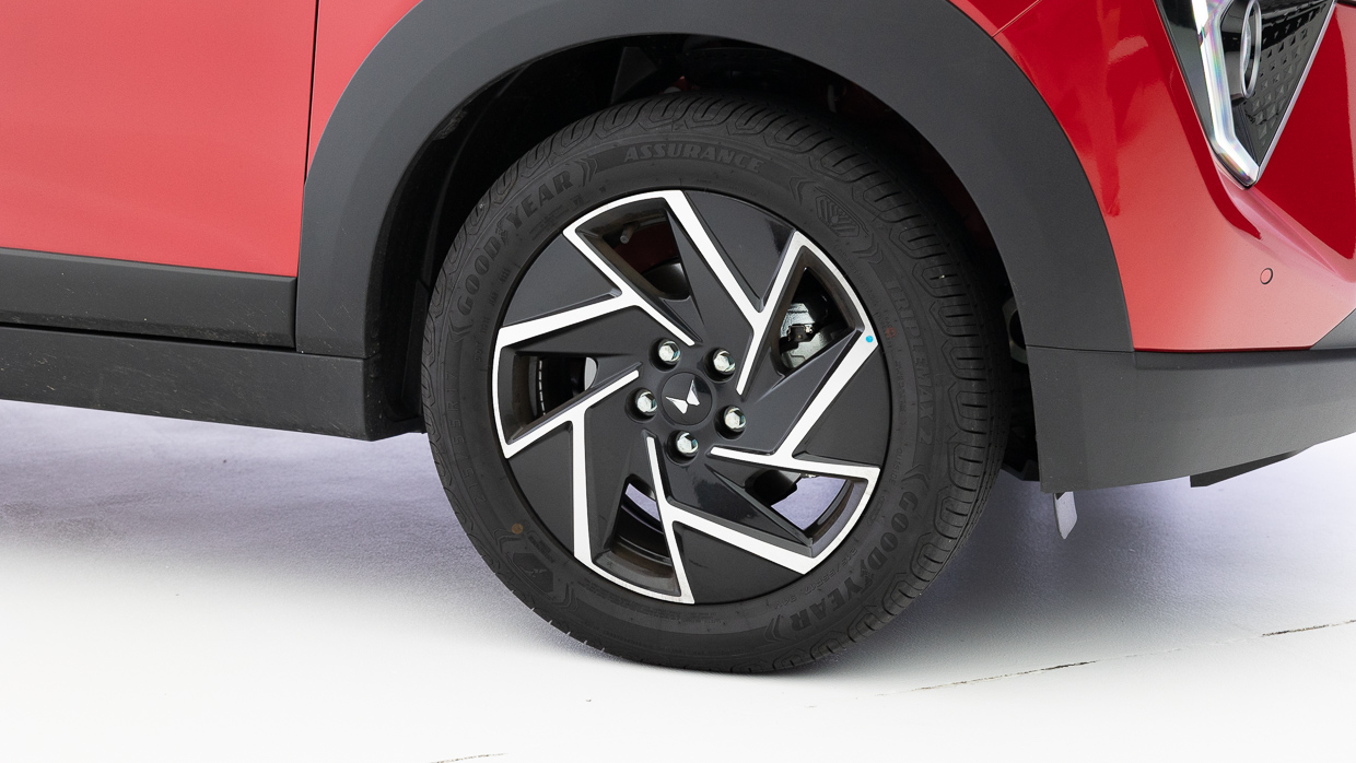 Mahindra XUV3XO AXL7 2025 front wheel