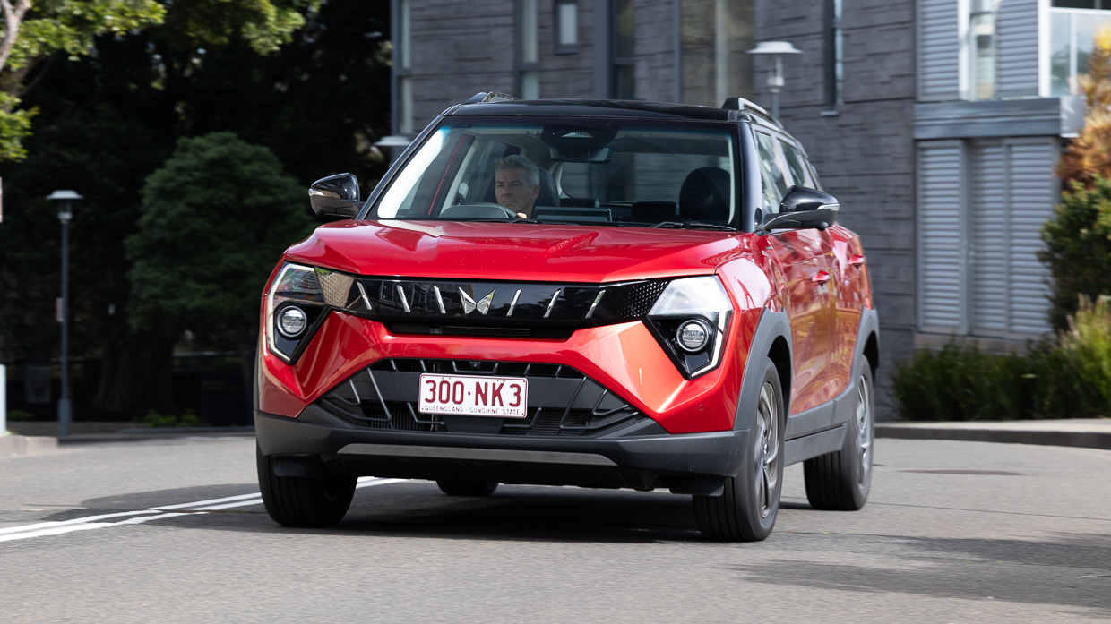 Mahindra XUV3XO AXL7 2025 driving
