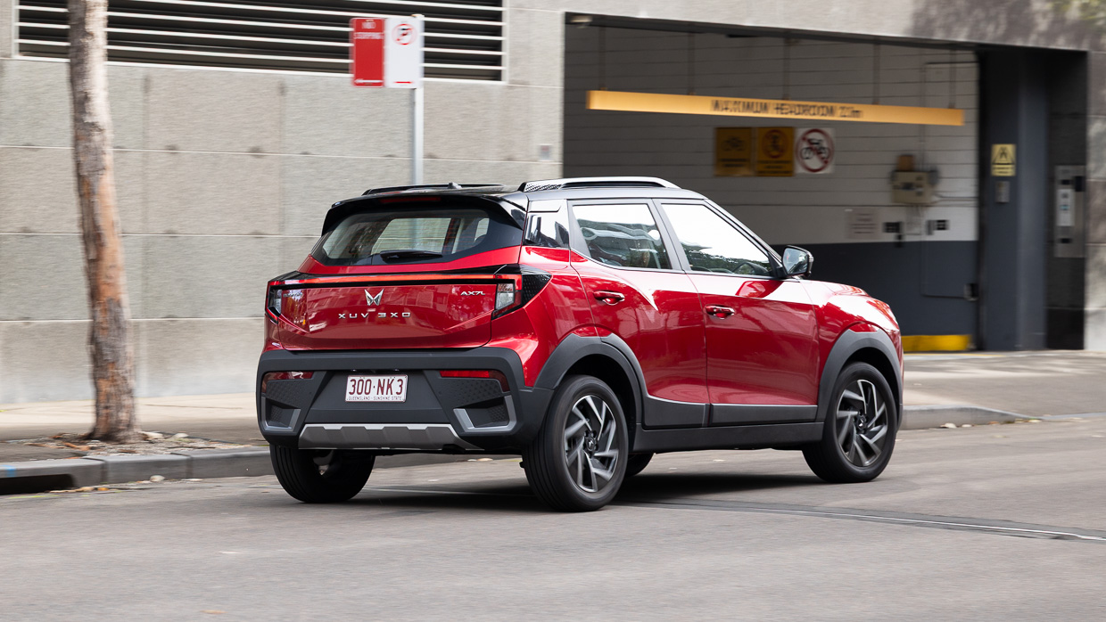 Mahindra XUV3XO AXL7 2025 driving