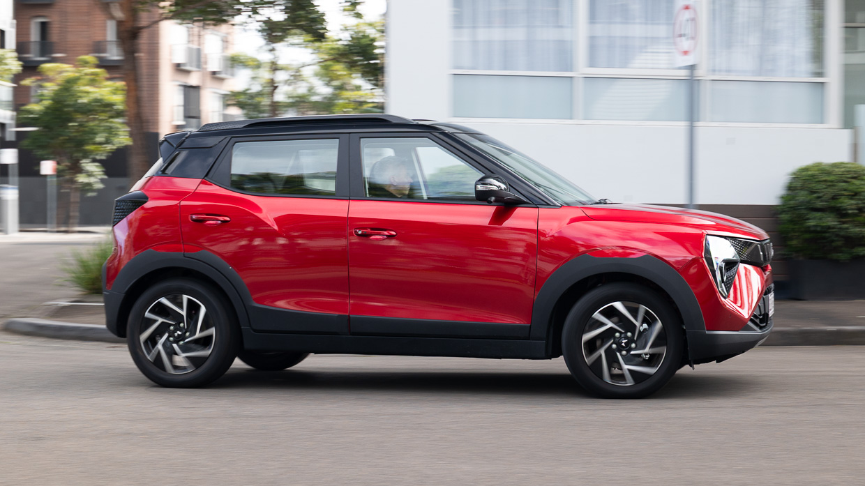 Mahindra XUV3XO AXL7 2025 driving