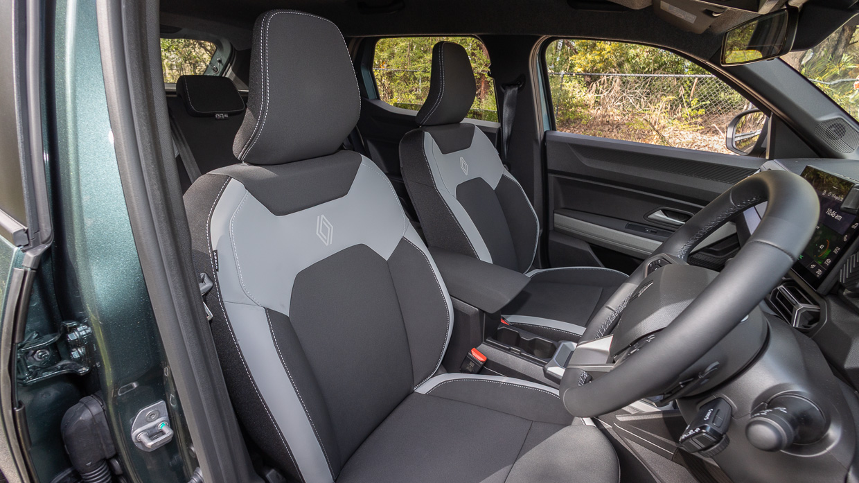 Renault Duster 4x2 Techno 2026 interior front seat