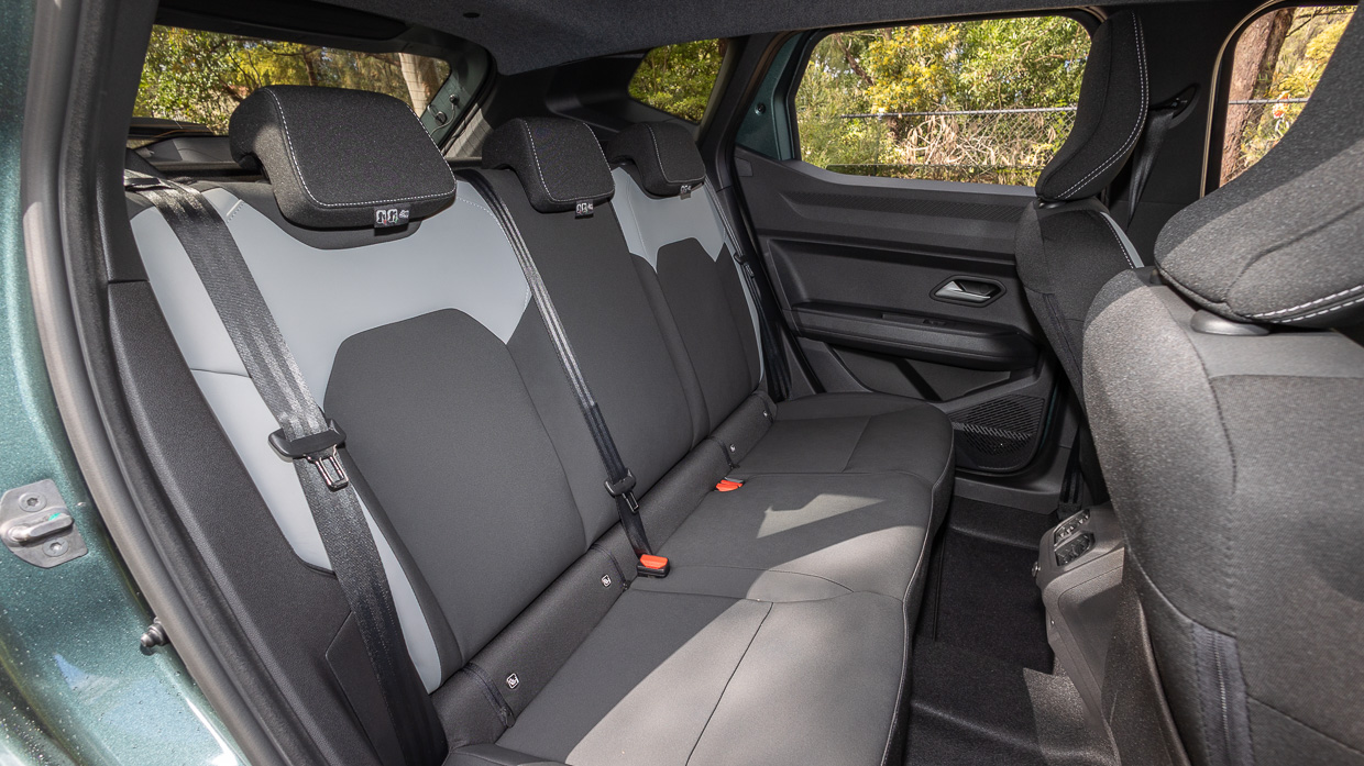 Renault Duster 4x2 Techno 2026 interior back seat