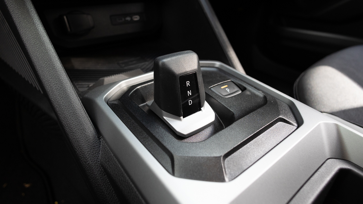 Renault Duster 4x2 Techno 2026 interior shifter