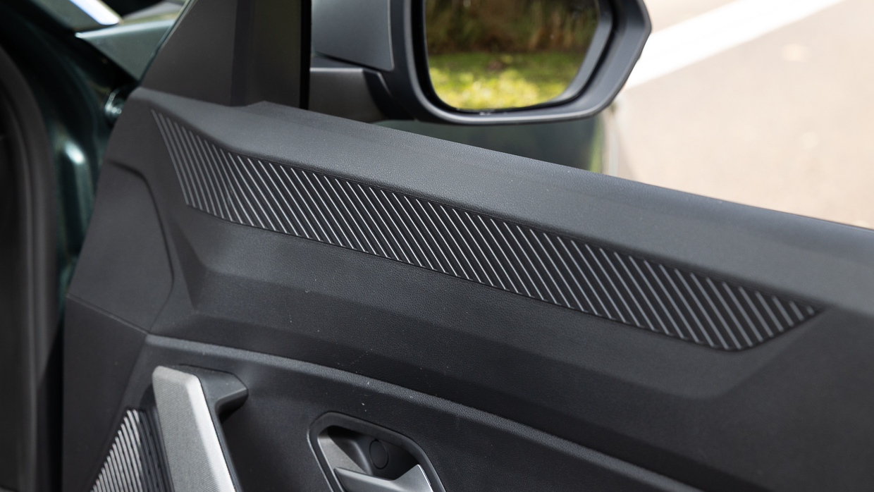 Renault Duster 4x2 Techno 2026 interior doors
