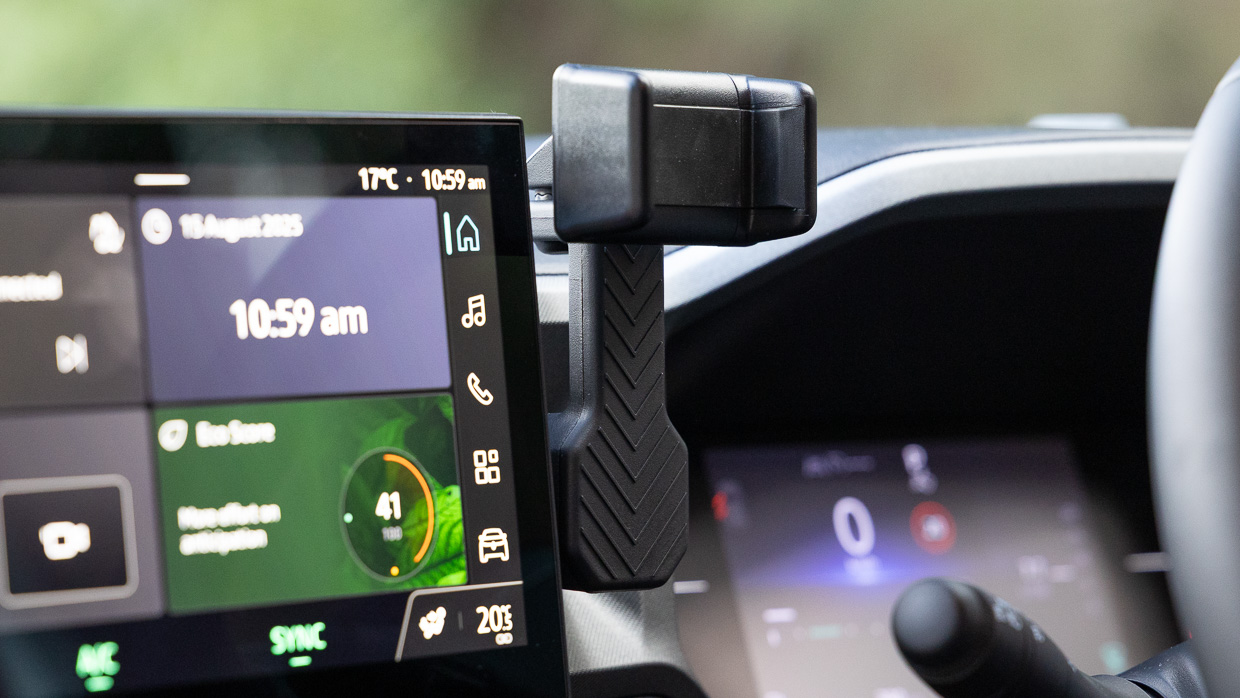 Renault Duster 4x2 Techno 2026 interior phone holder