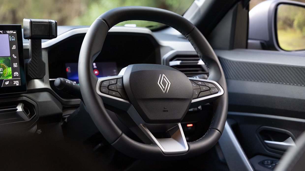 Renault Duster 4x2 Techno 2026 interior steering wheel
