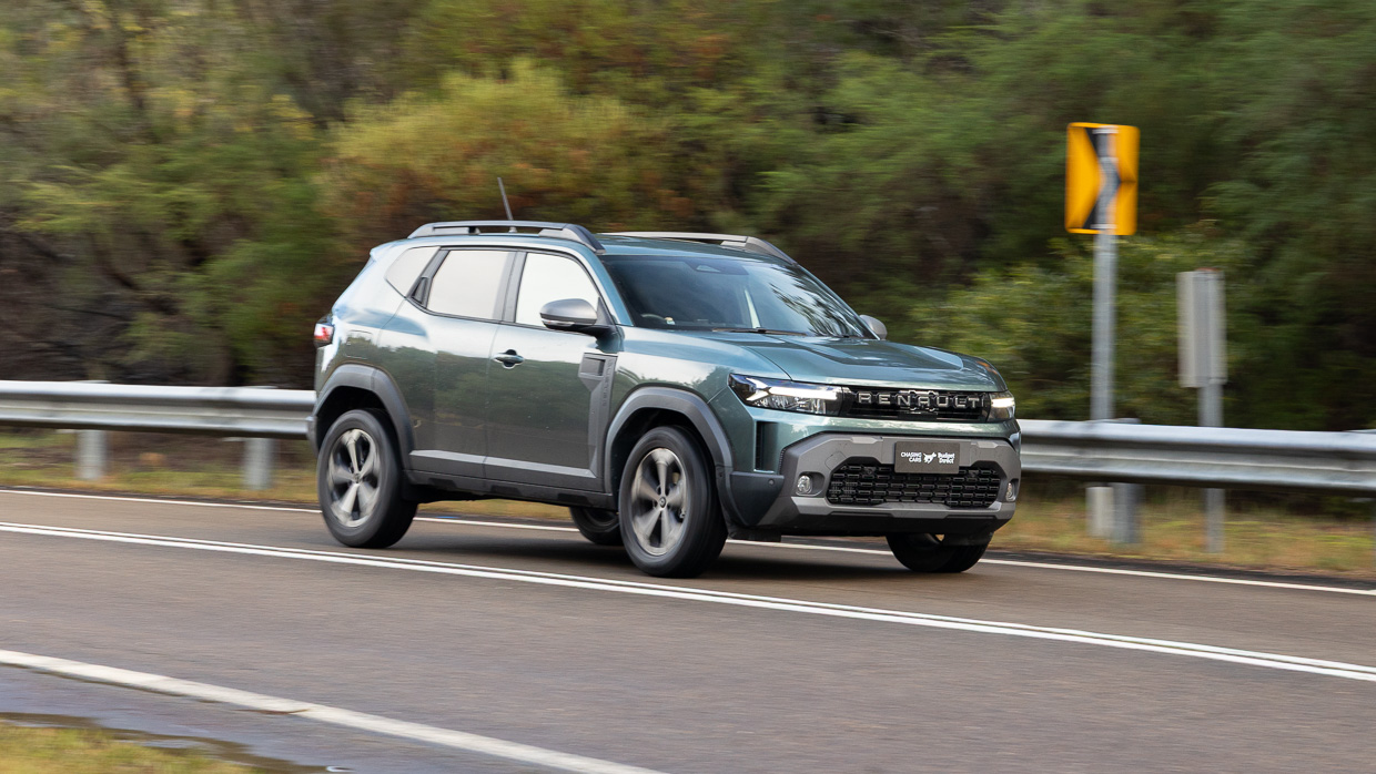 Renault Duster 4x2 Techno 2026 driving