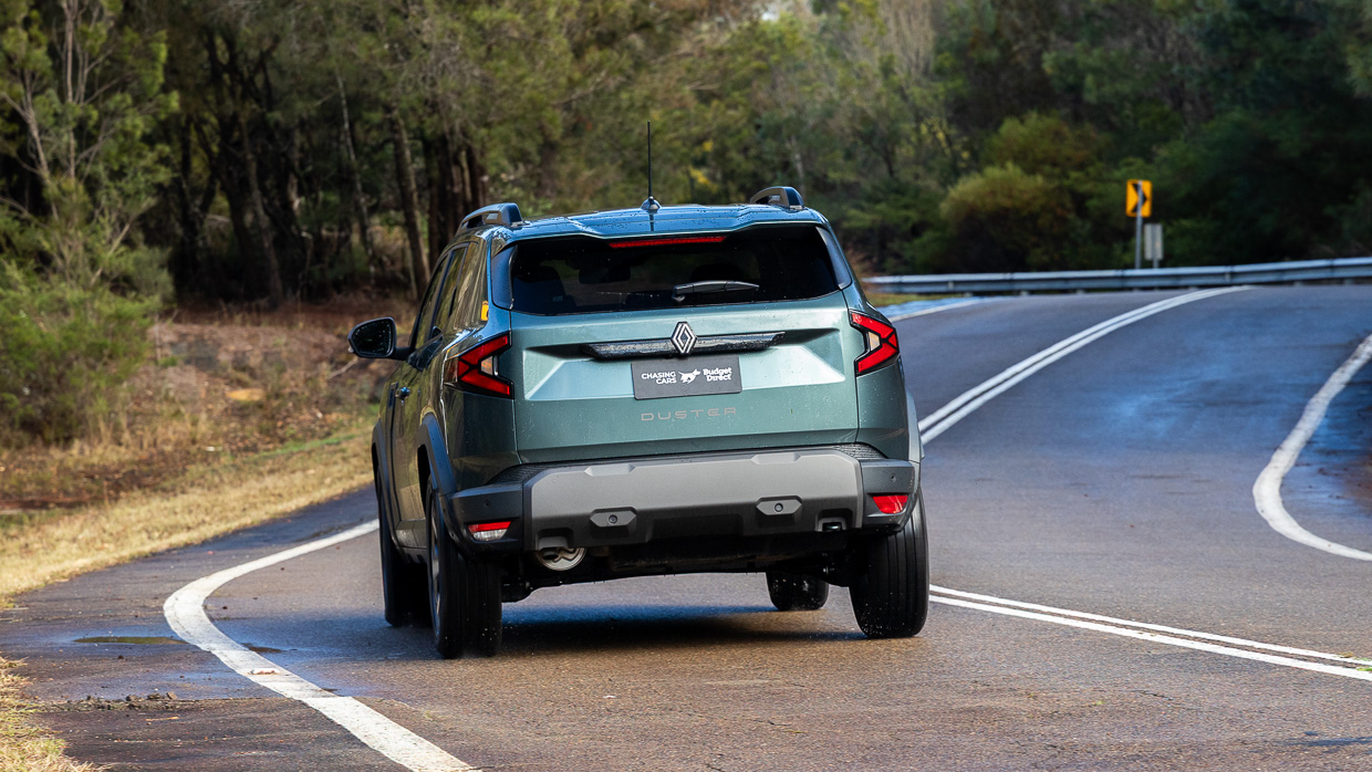Renault Duster 4x2 Techno 2026 driving