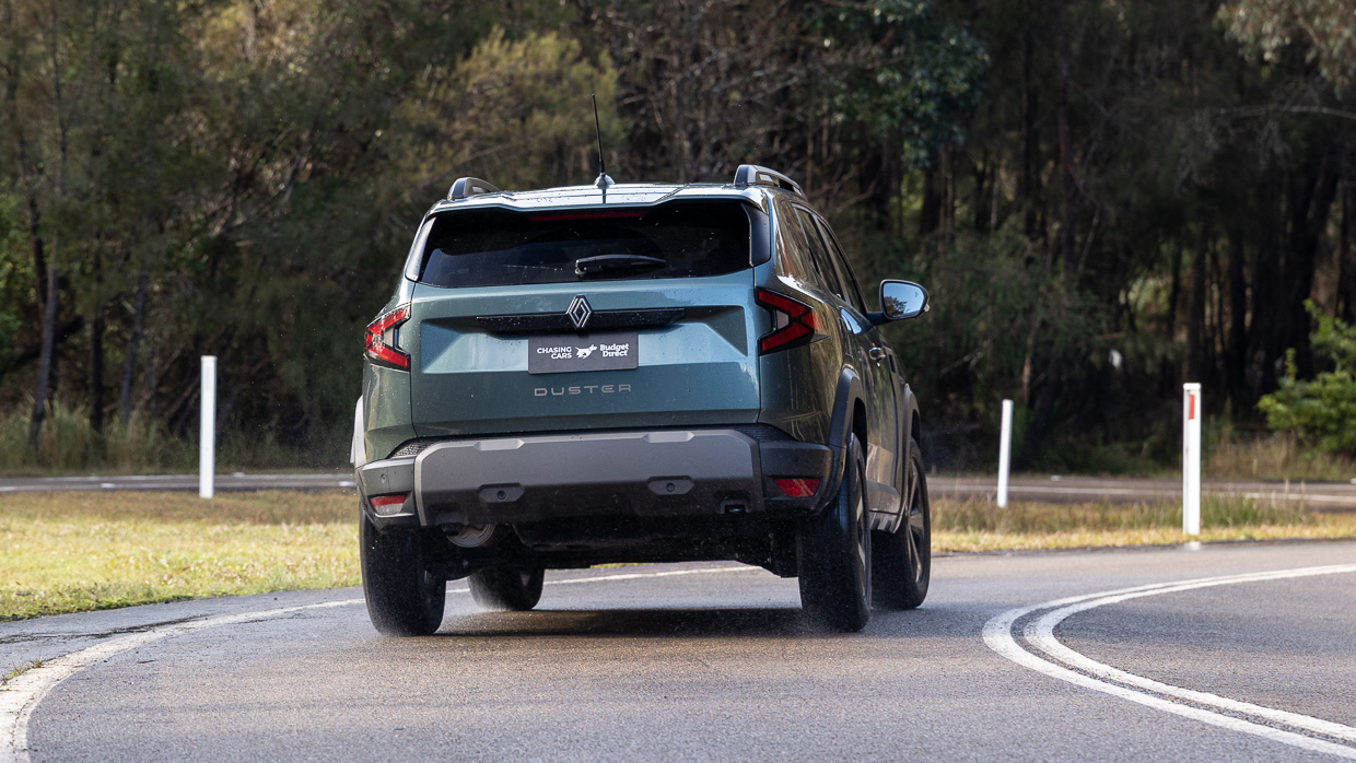 Renault Duster 4x2 Techno 2026 driving