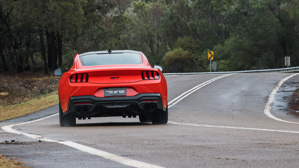 Ford Mustang GT 2025 driving
