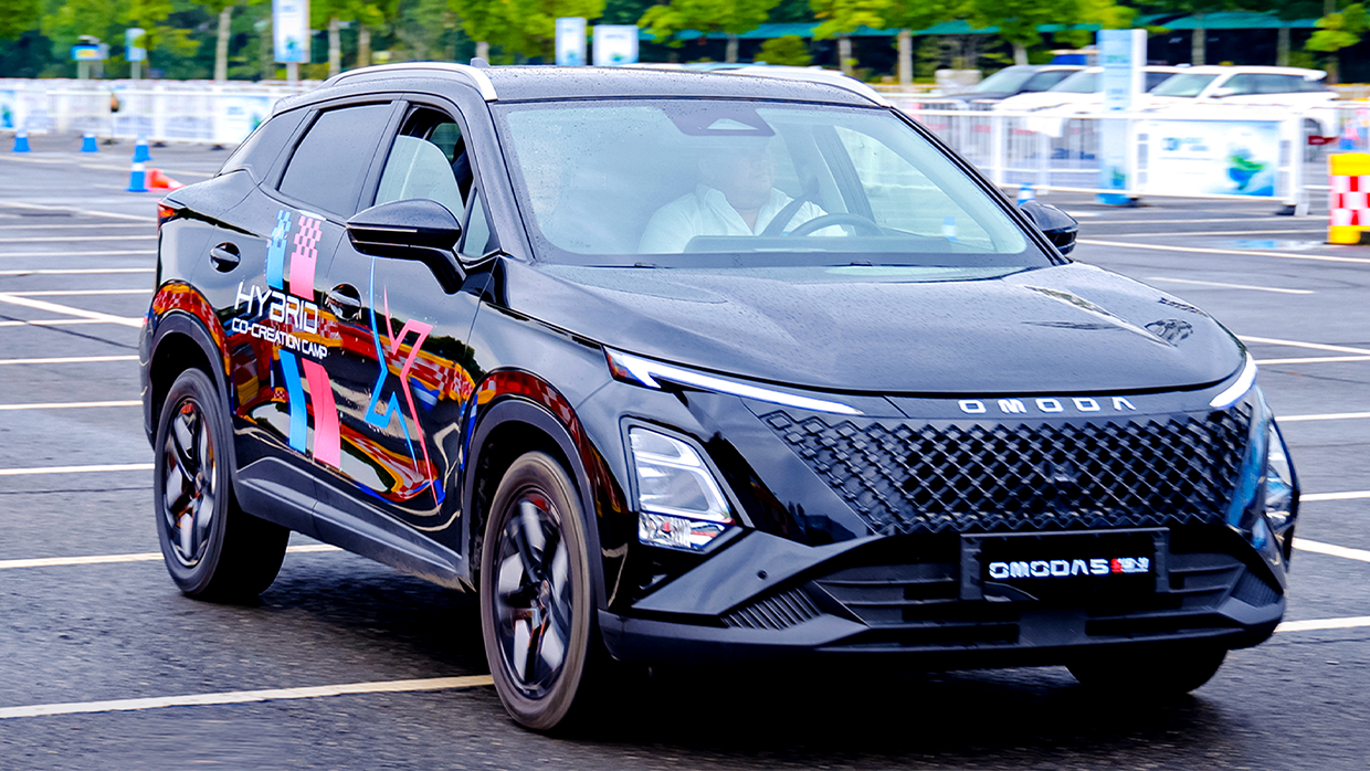 Chery announces new hybrid SUVs, solid-state batteries with up to 1500km of range, and... a new ute? 18 2026 Chery Omoda 5 SHSH front 3 4