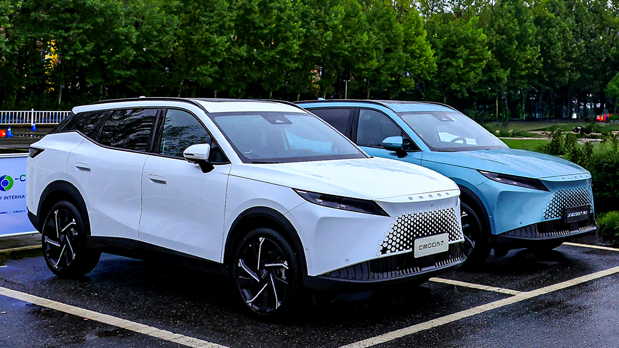 Chery announces new hybrid SUVs, solid-state batteries with up to 1500km of range, and... a new ute? 15 2026 Chery Omoda 7 pair front