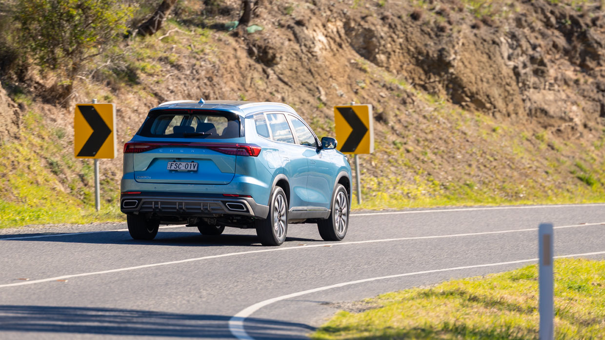 Chery Tiggo 8 CSH Urban 2026 driving