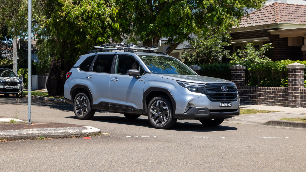 Subaru Forester hybrid AWD 2025 driving