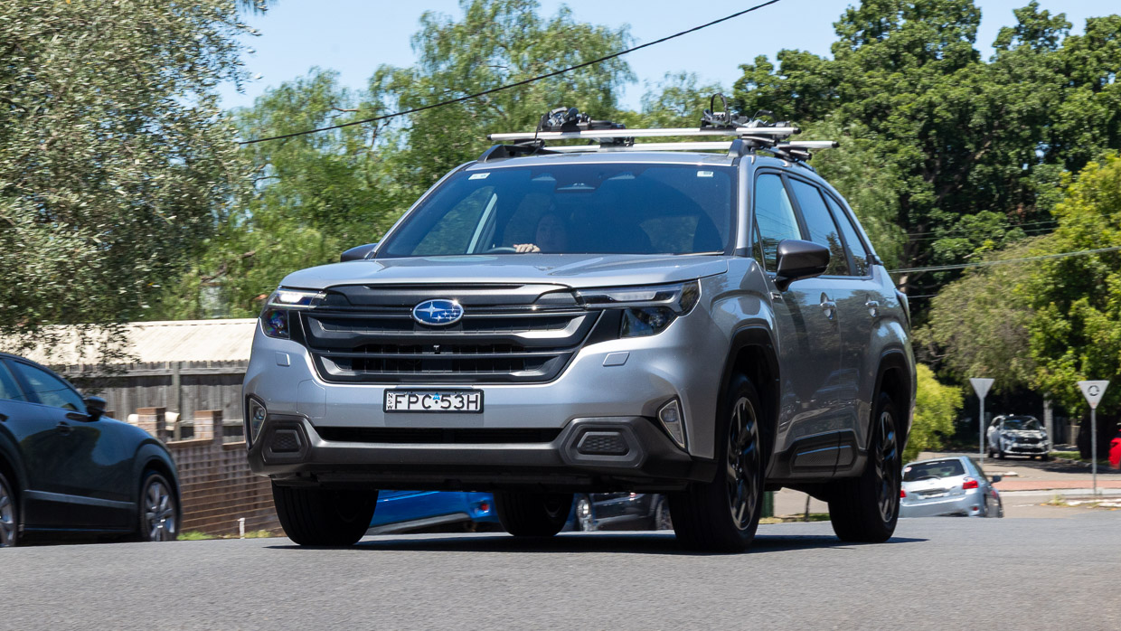 Subaru Forester hybrid AWD 2025 driving