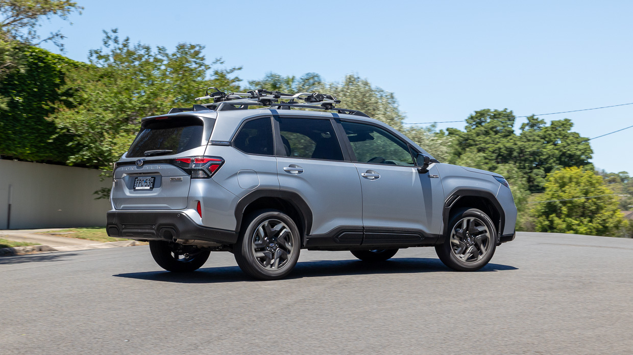 Subaru Forester hybrid AWD 2025 driving