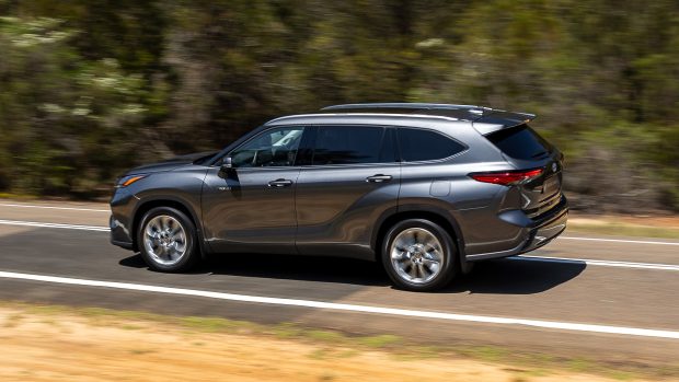 Toyota Kluger Grande 2026 driving